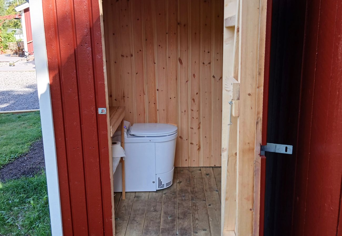 Stuga i Vingåker - Mysigt boende i Läppe, Vingåker – charmig röd stuga med inglasad altan och närhet till äventyr |SE14030