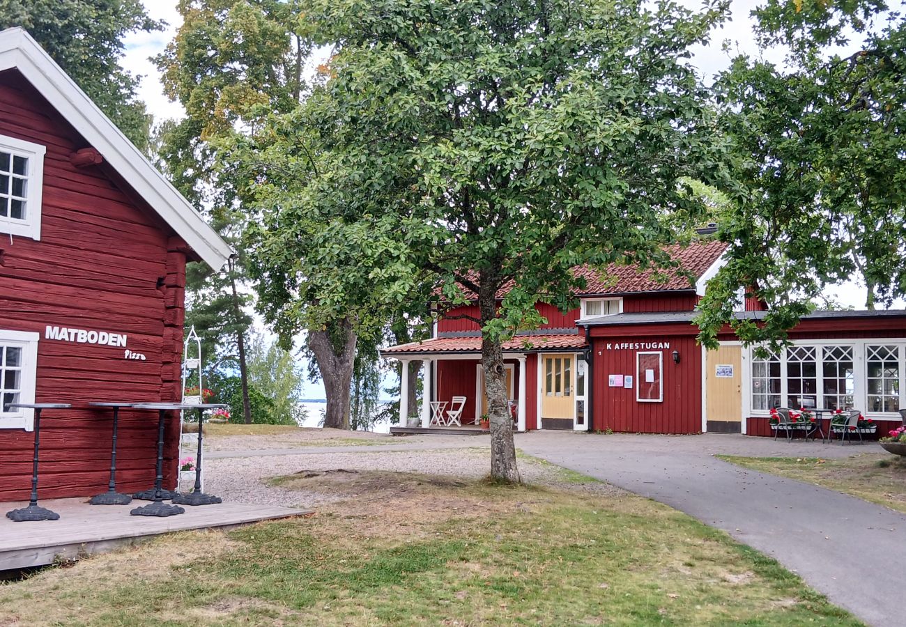 Stuga i Vingåker - Mysigt boende i Läppe, Vingåker – charmig röd stuga med inglasad altan och närhet till äventyr |SE14030