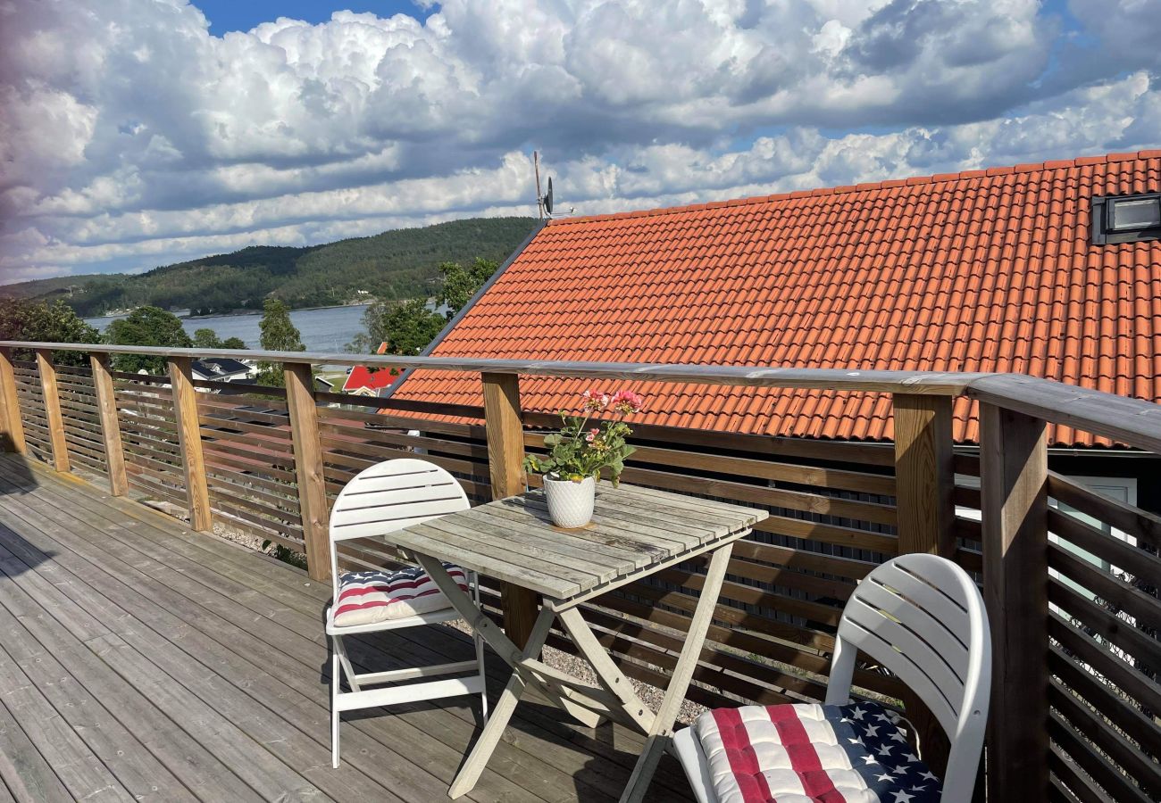 Stuga i Svanesund - Modern stuga med havsutsikt, 400 m från havet i Svanesund | SE09151