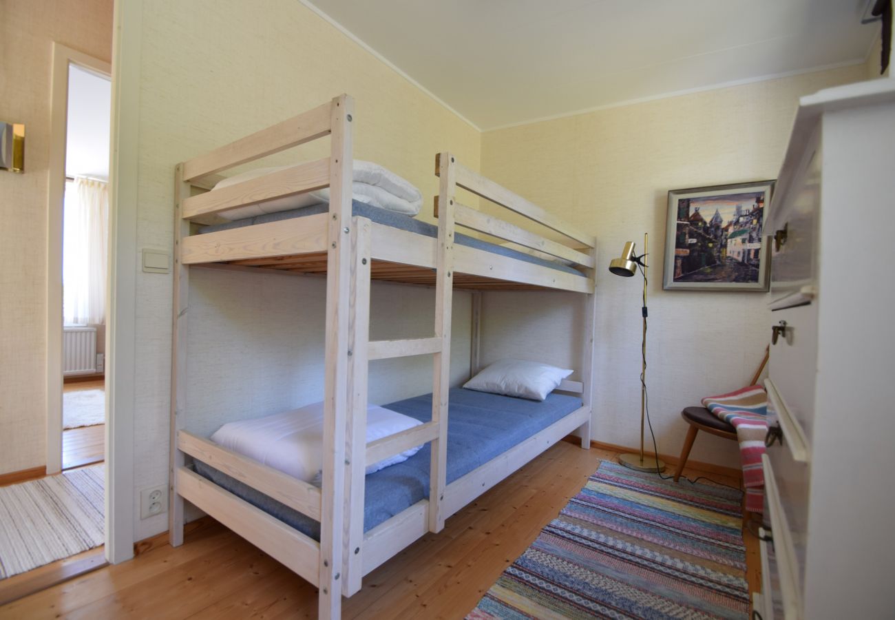 Stuga i Stenungsund - Arkitektritat semesterhus med naturtomt nära hav | SE09157