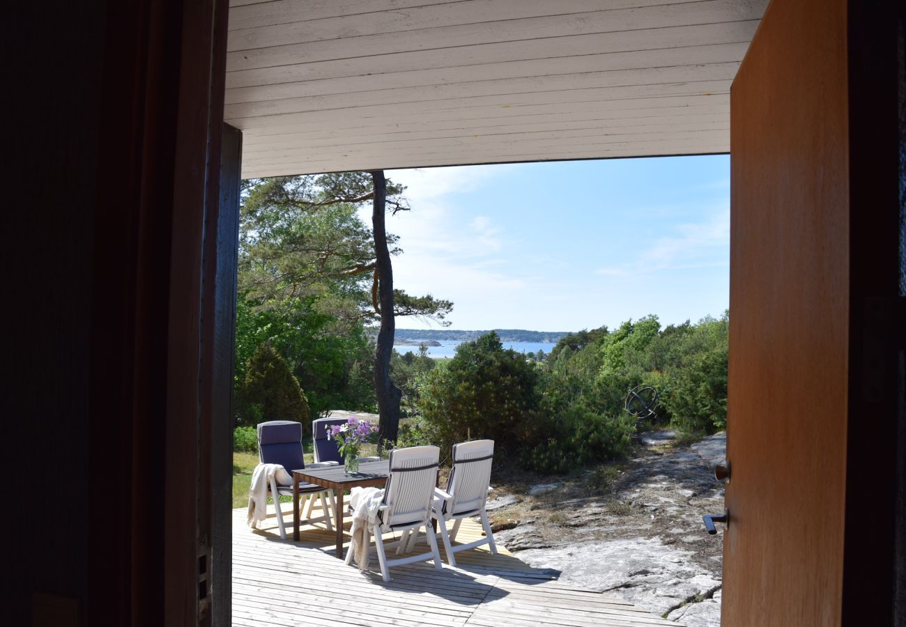 Stuga i Stenungsund - Arkitektritat semesterhus med naturtomt nära hav | SE09157