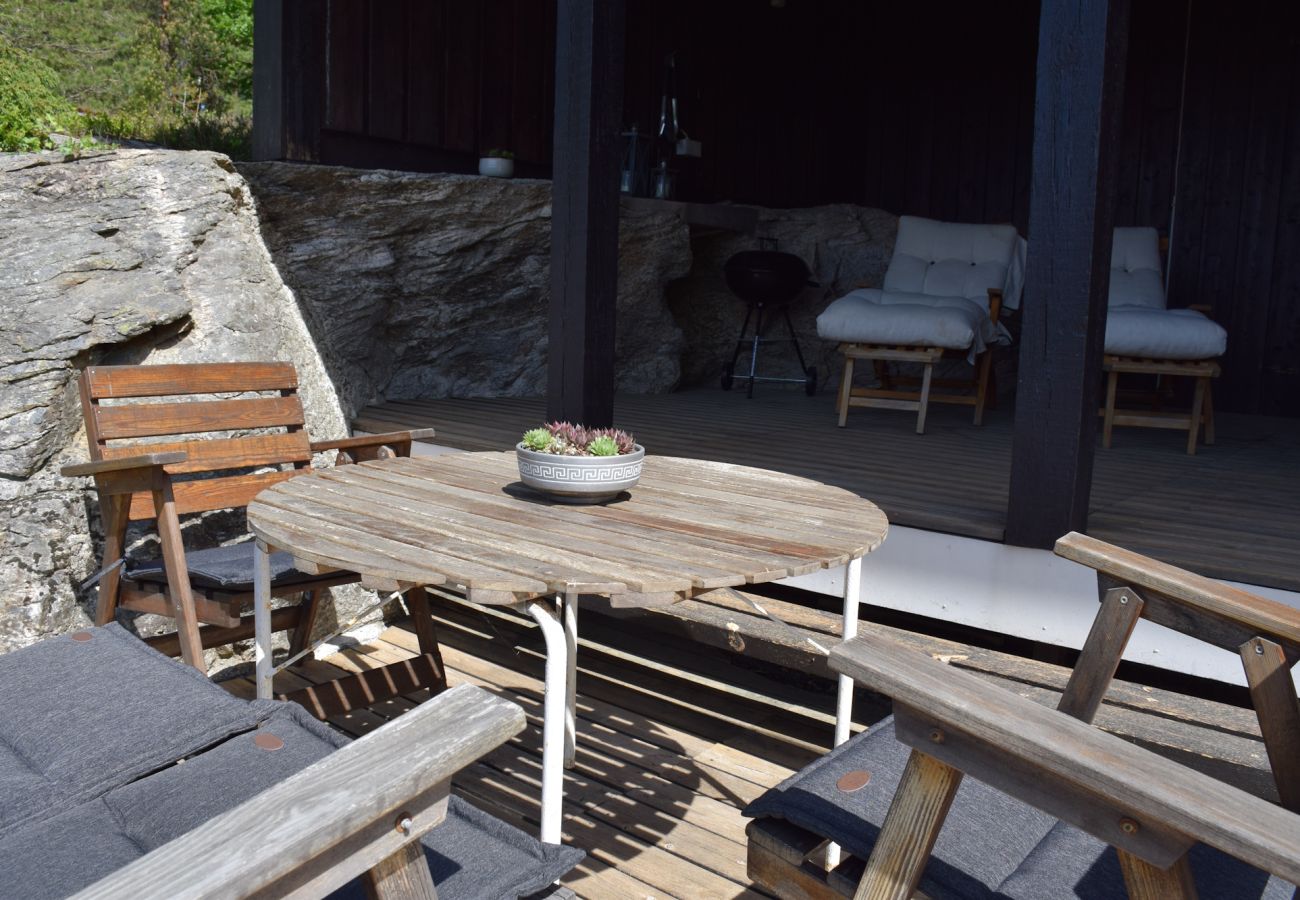 Stuga i Stenungsund - Arkitektritat semesterhus med naturtomt nära hav | SE09157