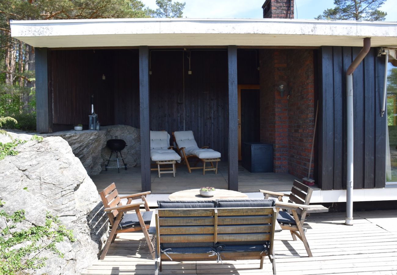 Stuga i Stenungsund - Arkitektritat semesterhus med naturtomt nära hav | SE09157