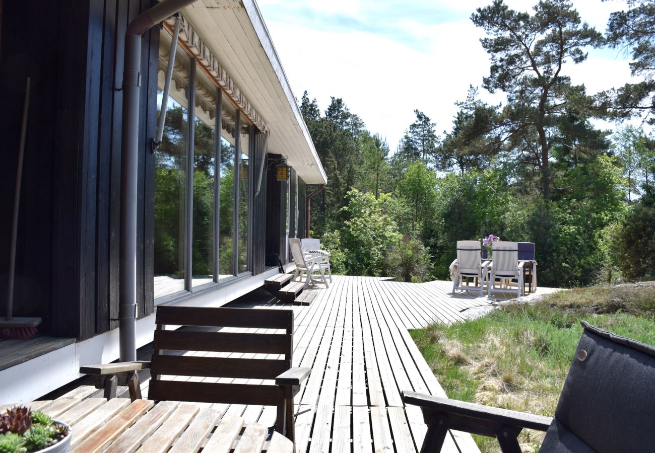 Stuga i Stenungsund - Arkitektritat semesterhus med naturtomt nära hav | SE09157