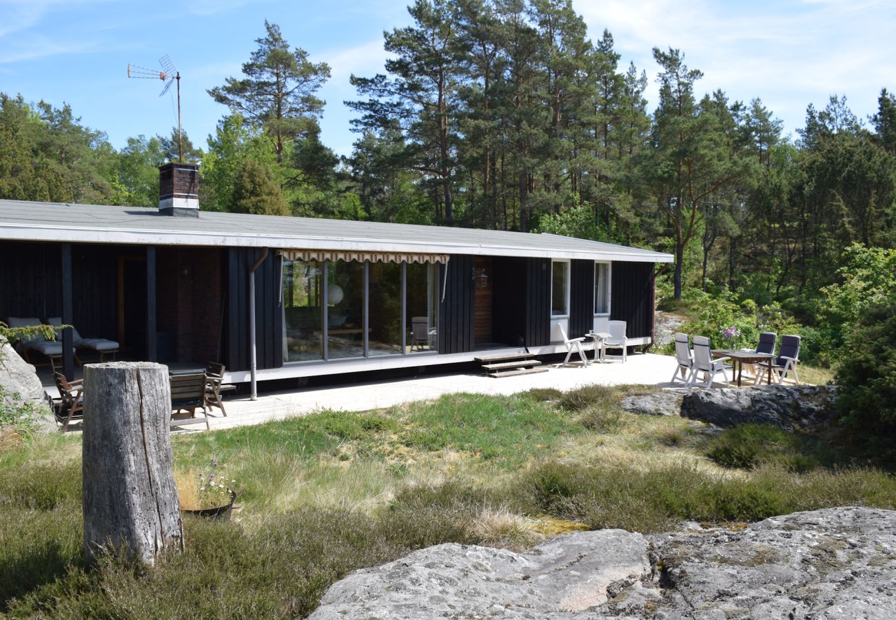 Stuga i Stenungsund - Arkitektritat semesterhus med naturtomt nära hav | SE09157