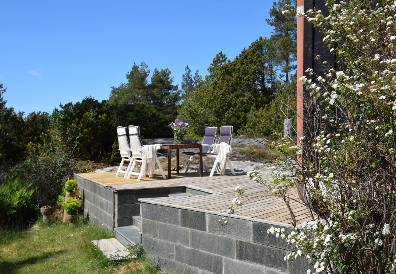 Stuga i Stenungsund - Arkitektritat semesterhus med naturtomt nära hav | SE09157