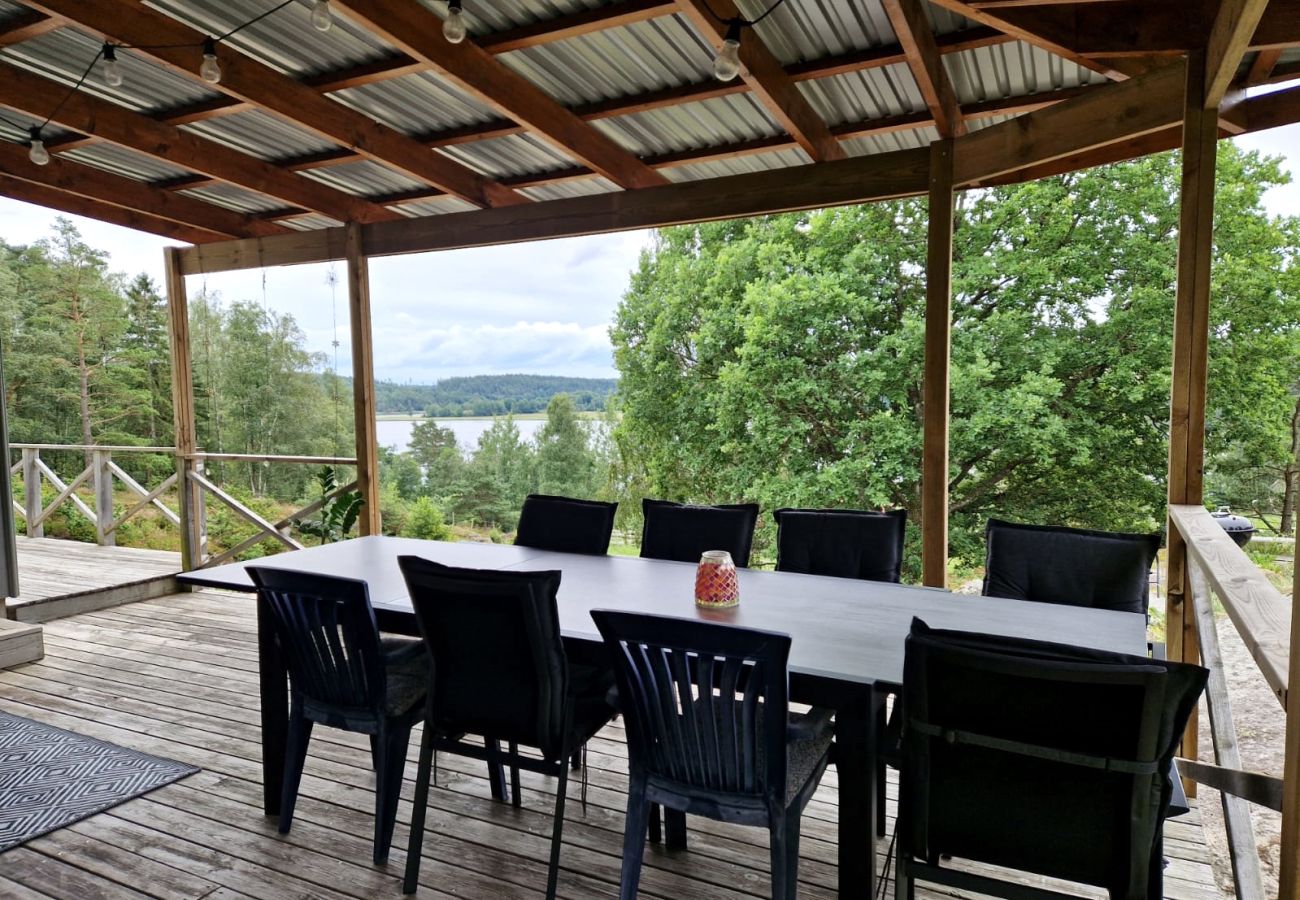 Villa i Henån - Stor villa nära sjö med roddbåt | SE09131