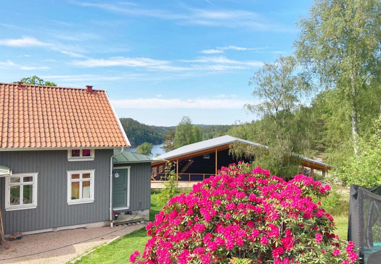 Villa i Henån - Stor villa nära sjö med roddbåt | SE09131