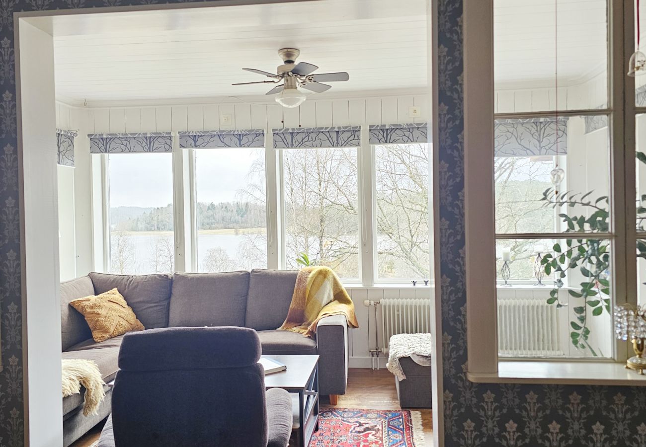 Villa i Henån - Stor villa nära sjö med roddbåt | SE09131