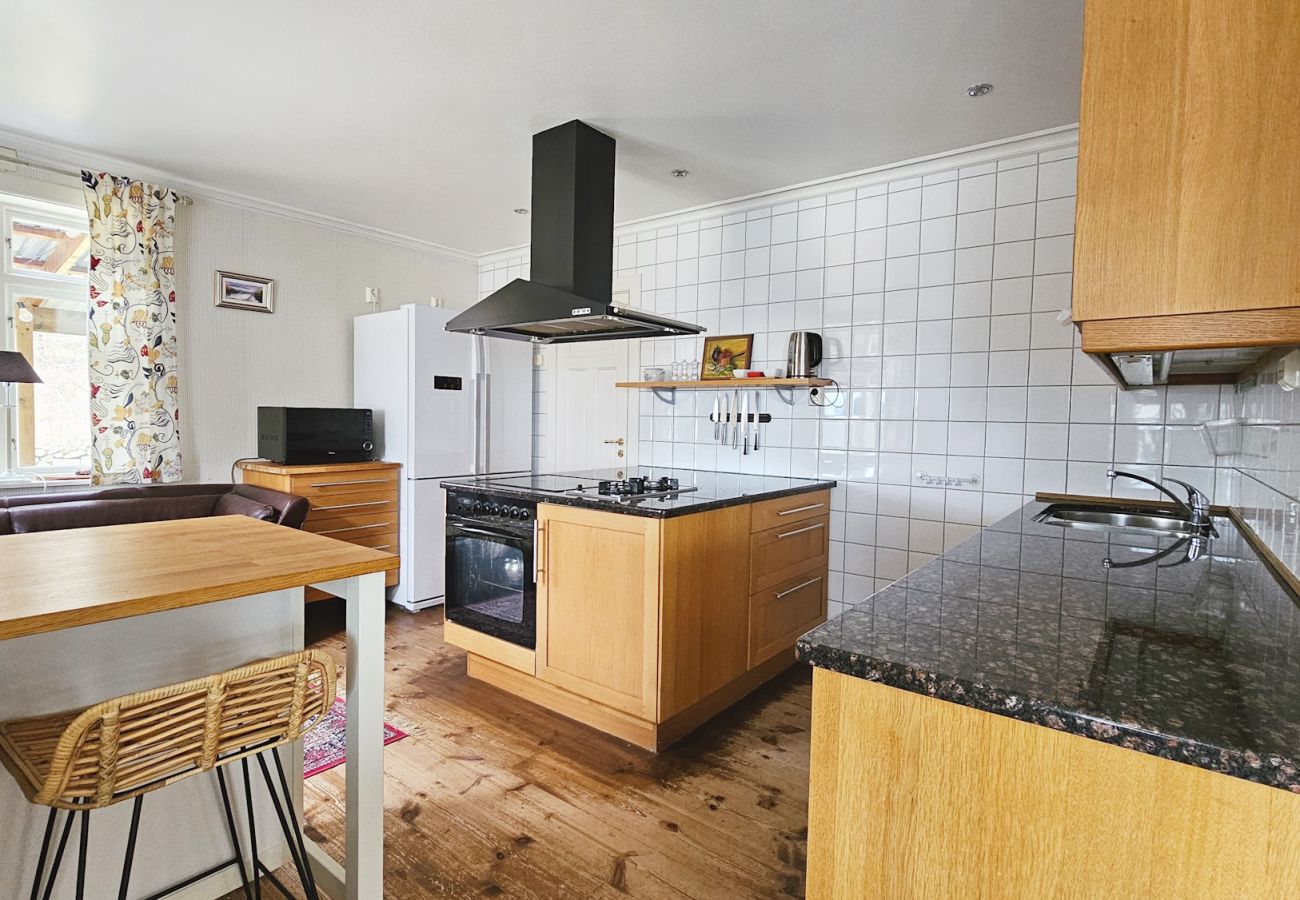 Villa i Henån - Stor villa nära sjö med roddbåt | SE09131