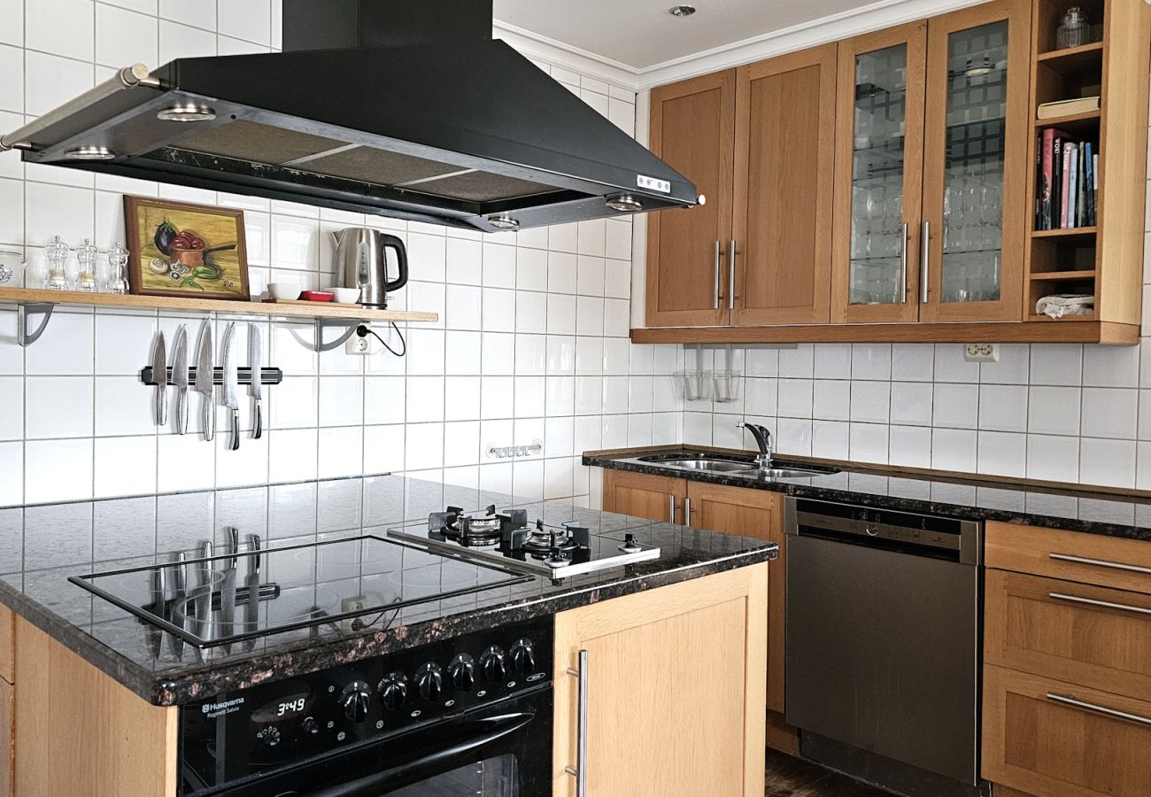 Villa i Henån - Stor villa nära sjö med roddbåt | SE09131