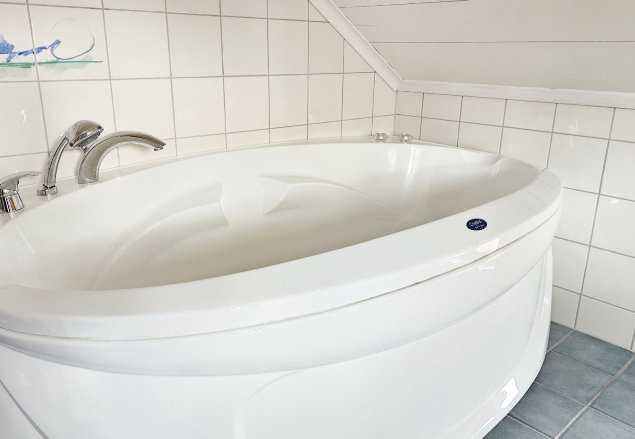 Villa i Henån - Stor villa nära sjö med roddbåt | SE09131