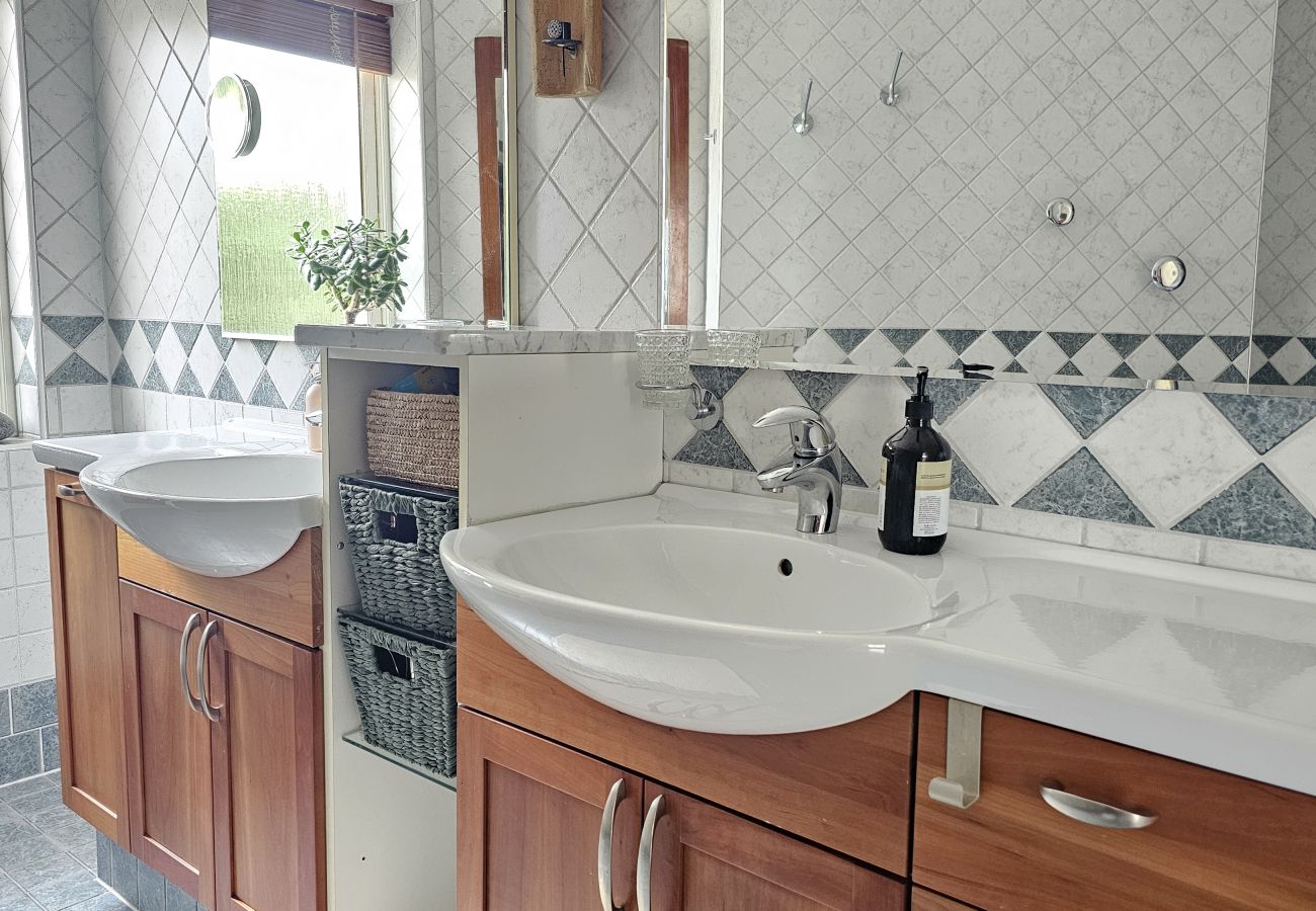 Stuga i Myggenäs - Underbar villa med panoramautsikt över havet | SE09144