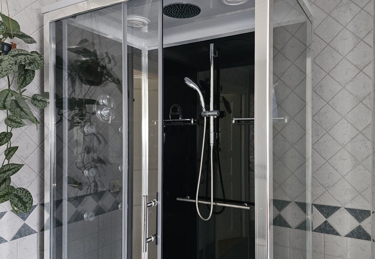 Stuga i Myggenäs - Underbar villa med panoramautsikt över havet | SE09144