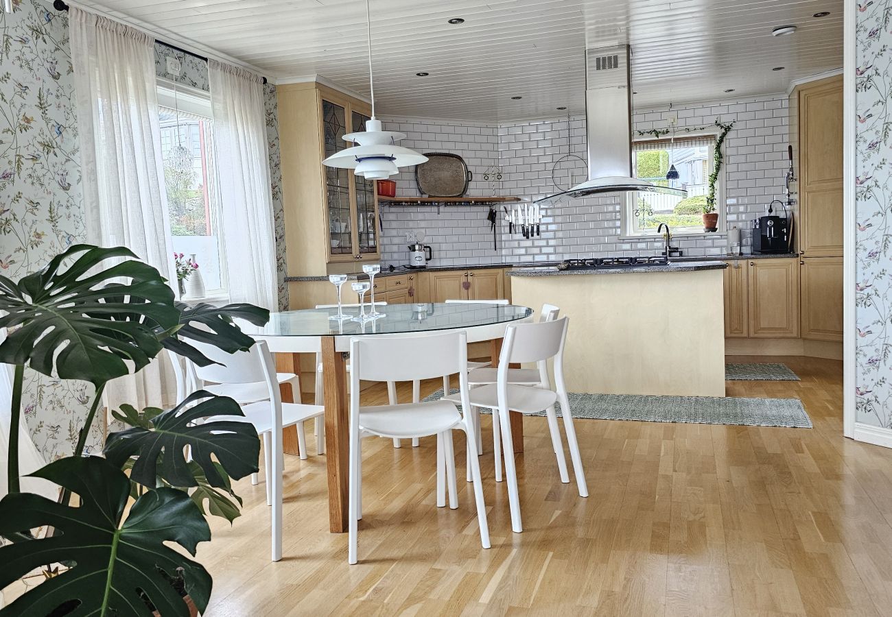 Stuga i Myggenäs - Underbar villa med panoramautsikt över havet | SE09144