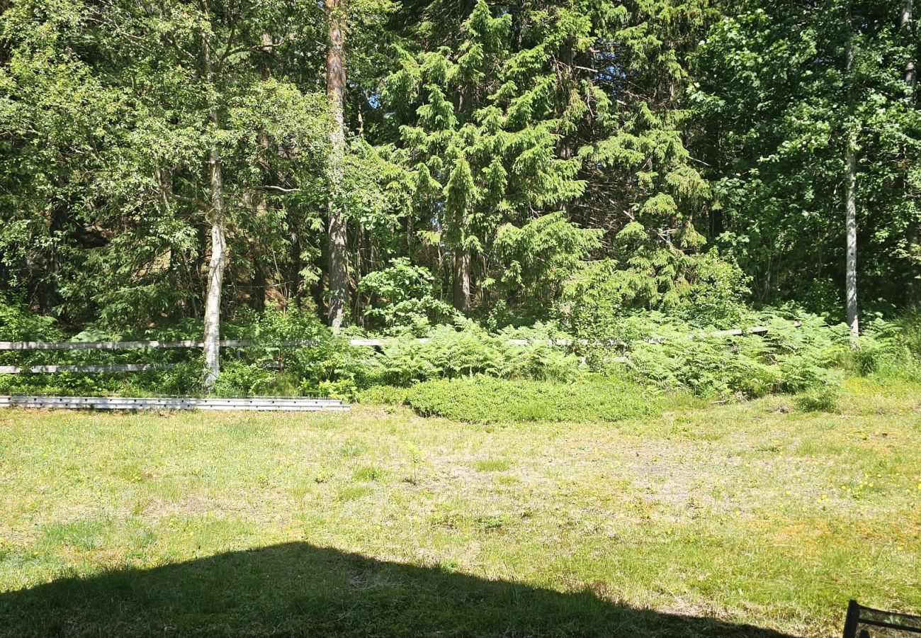 Stuga i Henån - Soligt & fridfullt boende nära hav och skog | SE09158