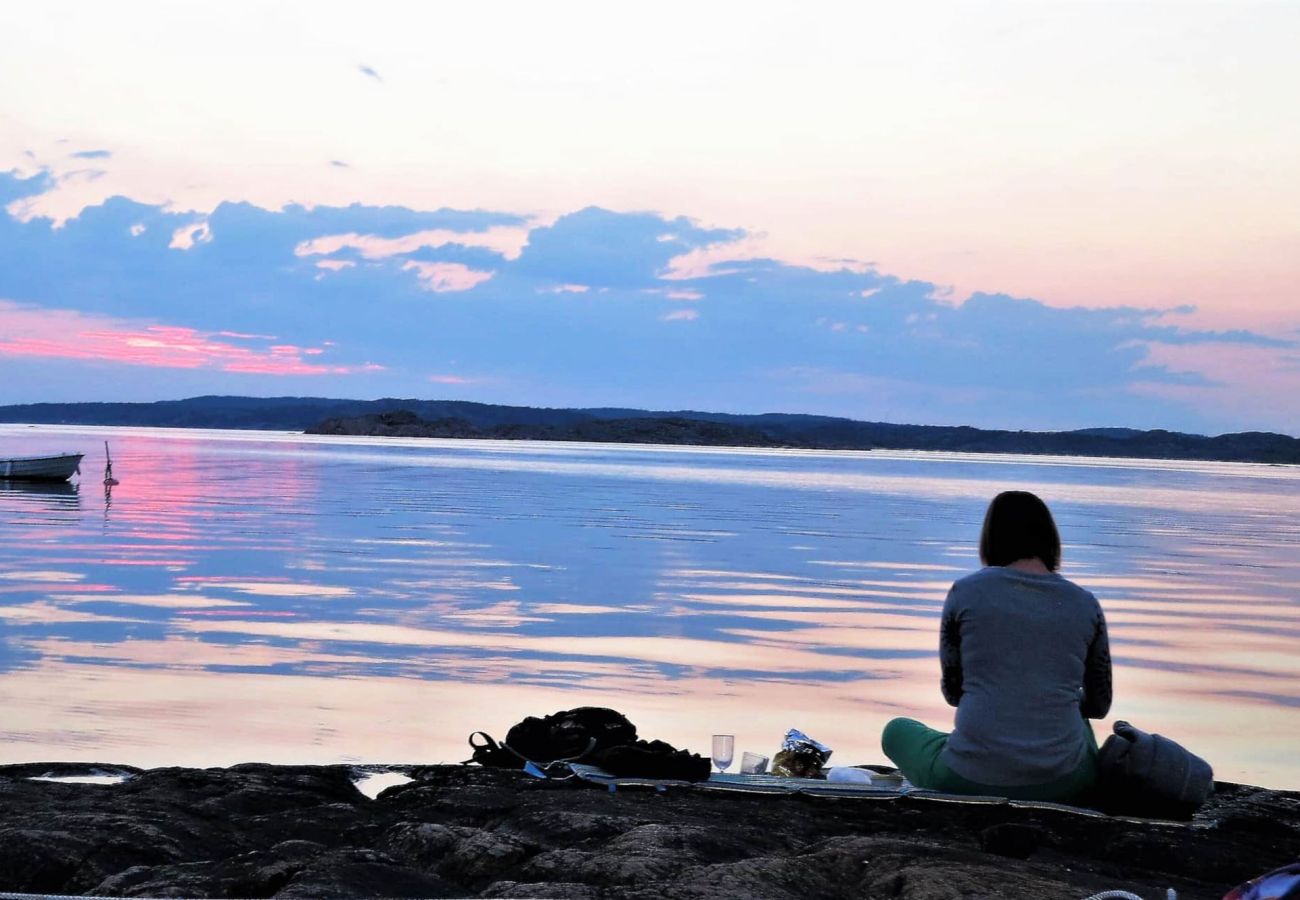 Stuga i Kållekärr - Stuga med uterum nära strand och brygga | SE09159
