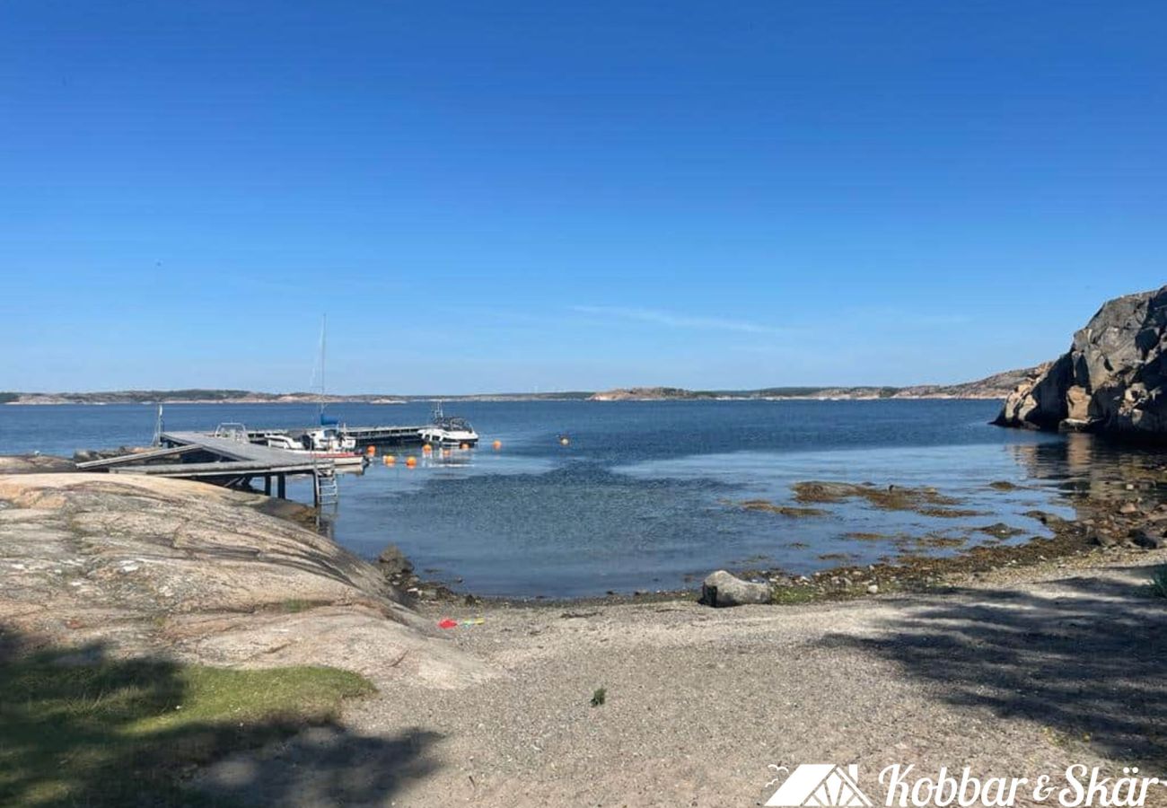 Stuga i Kållekärr - Stuga med uterum nära strand och brygga | SE09159