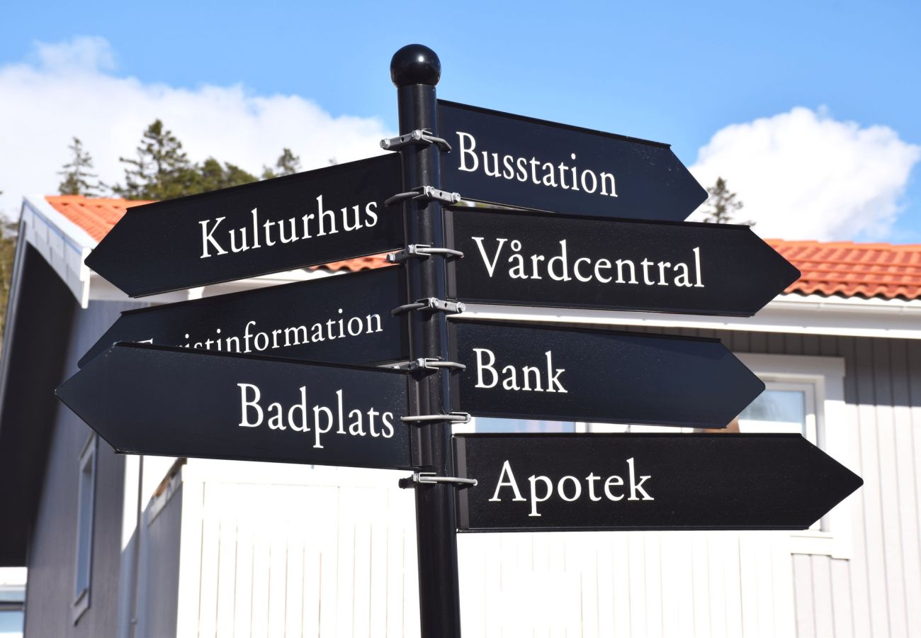 Stuga i Henån - Stort hus med bastu, havsutsikt och plats för två familjer | SE09164