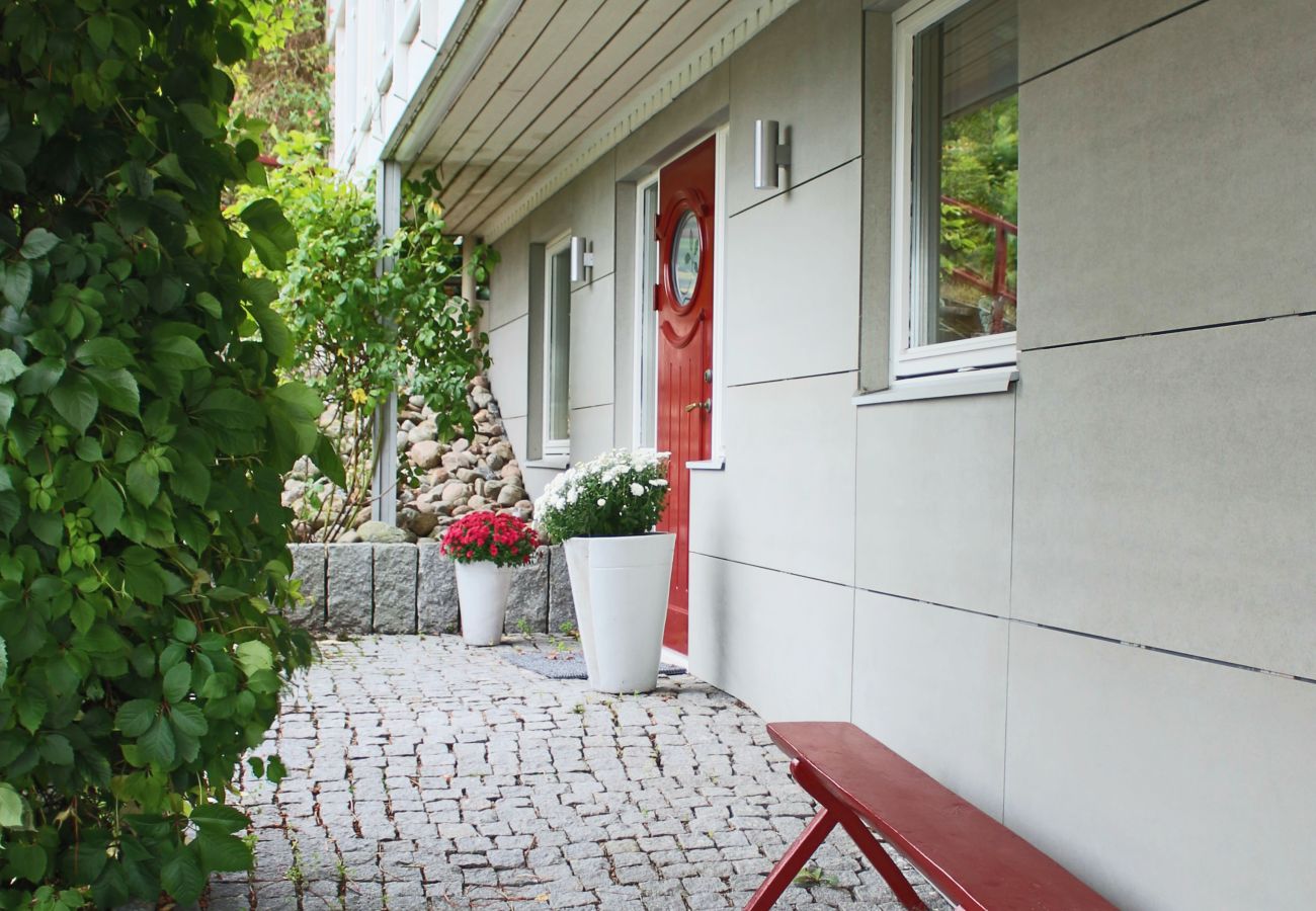 Stuga i Henån - Stort hus med bastu, havsutsikt och plats för två familjer | SE09164