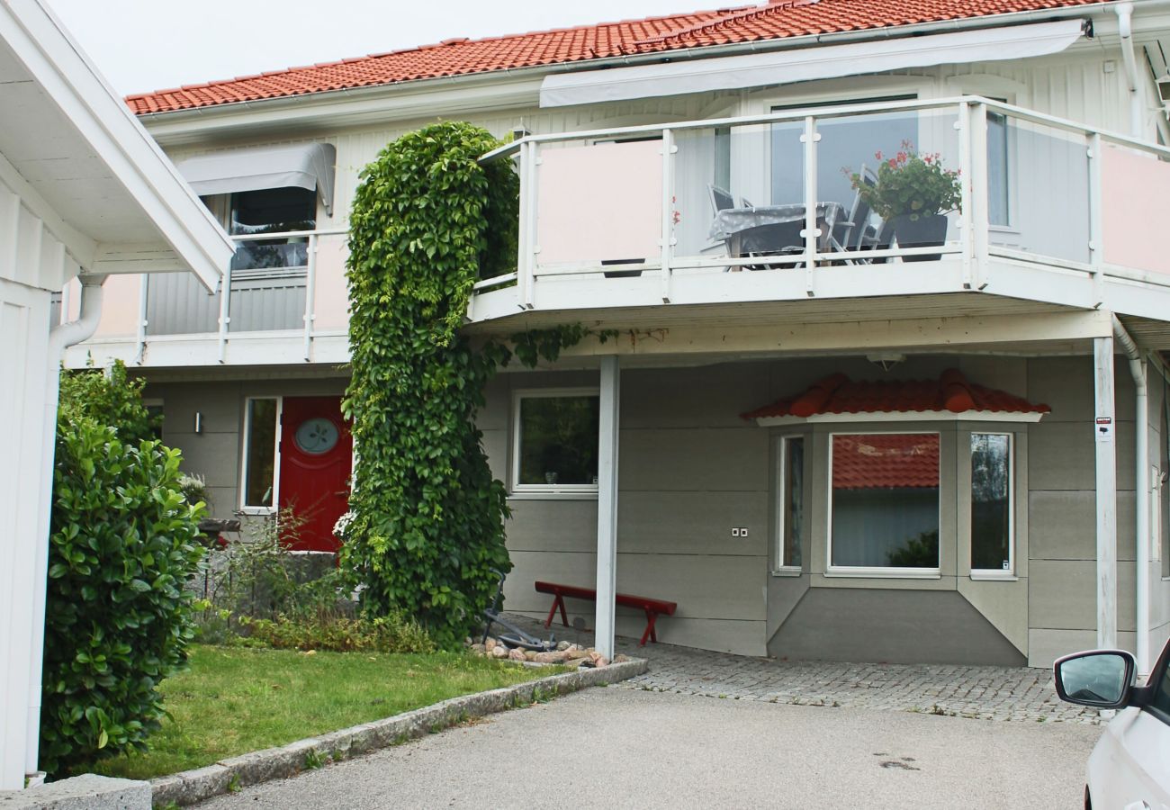 Stuga i Henån - Stort hus med bastu, havsutsikt och plats för två familjer | SE09164