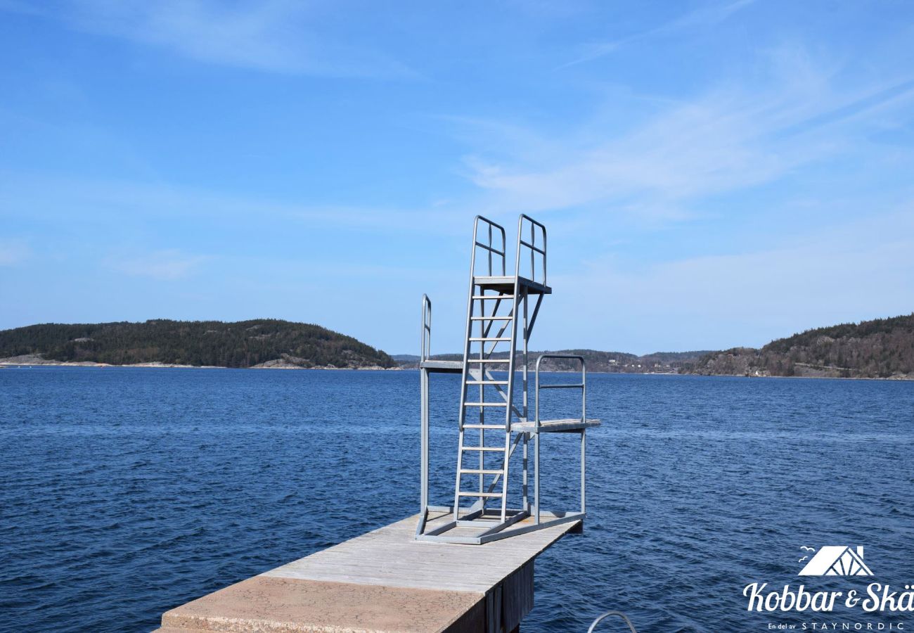 Stuga i Henån - Stort hus med bastu, havsutsikt och plats för två familjer | SE09164