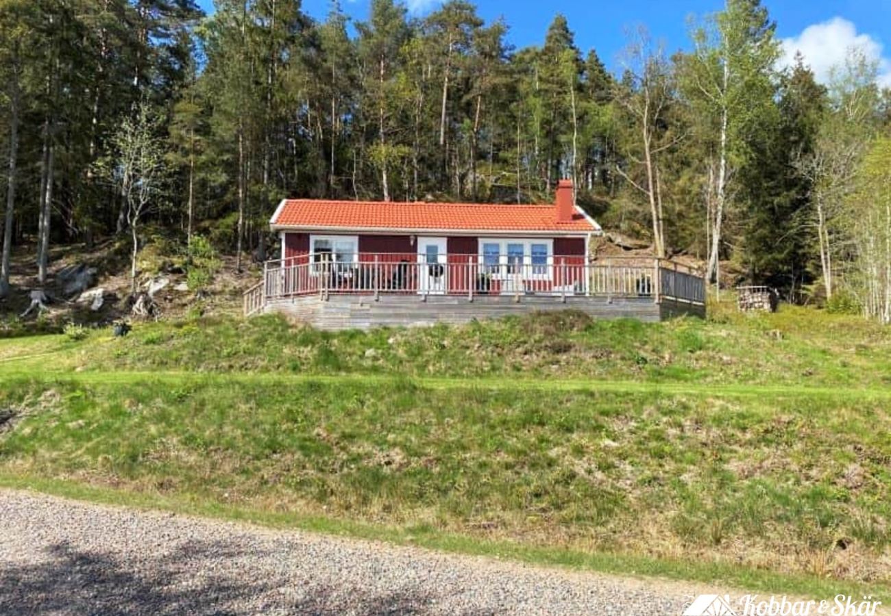 Stuga i Henån - Fräsch stuga med sjöutsikt och roddbåt | SE09156