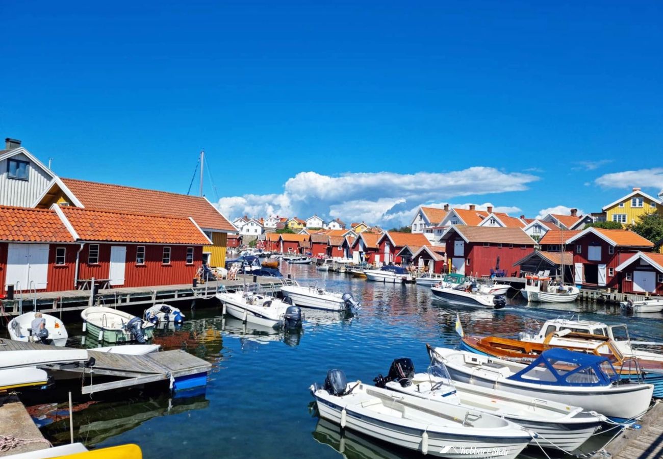 Stuga i Henån - Fräsch stuga med sjöutsikt och roddbåt | SE09156