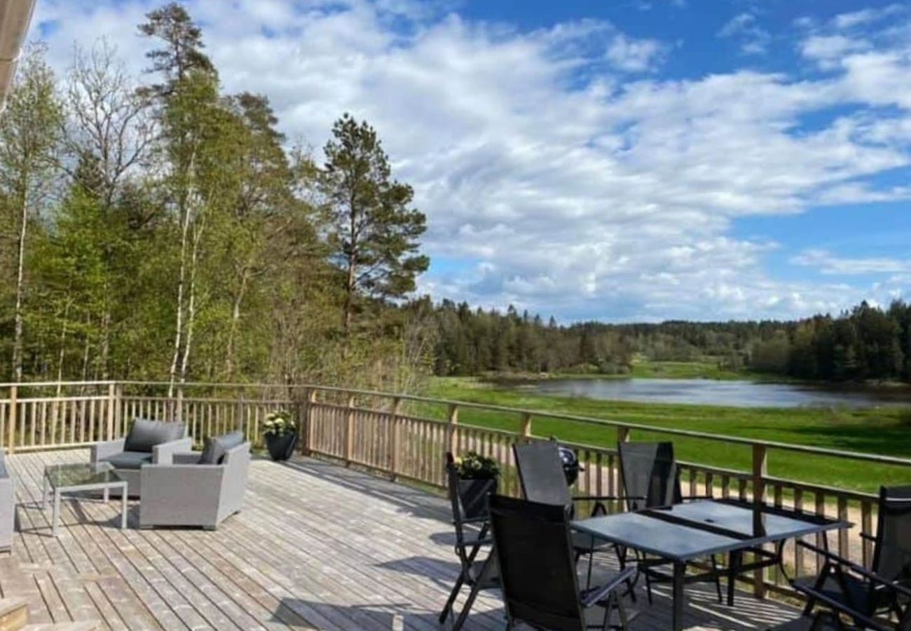 Stuga i Henån - Fräsch stuga med sjöutsikt och roddbåt | SE09156