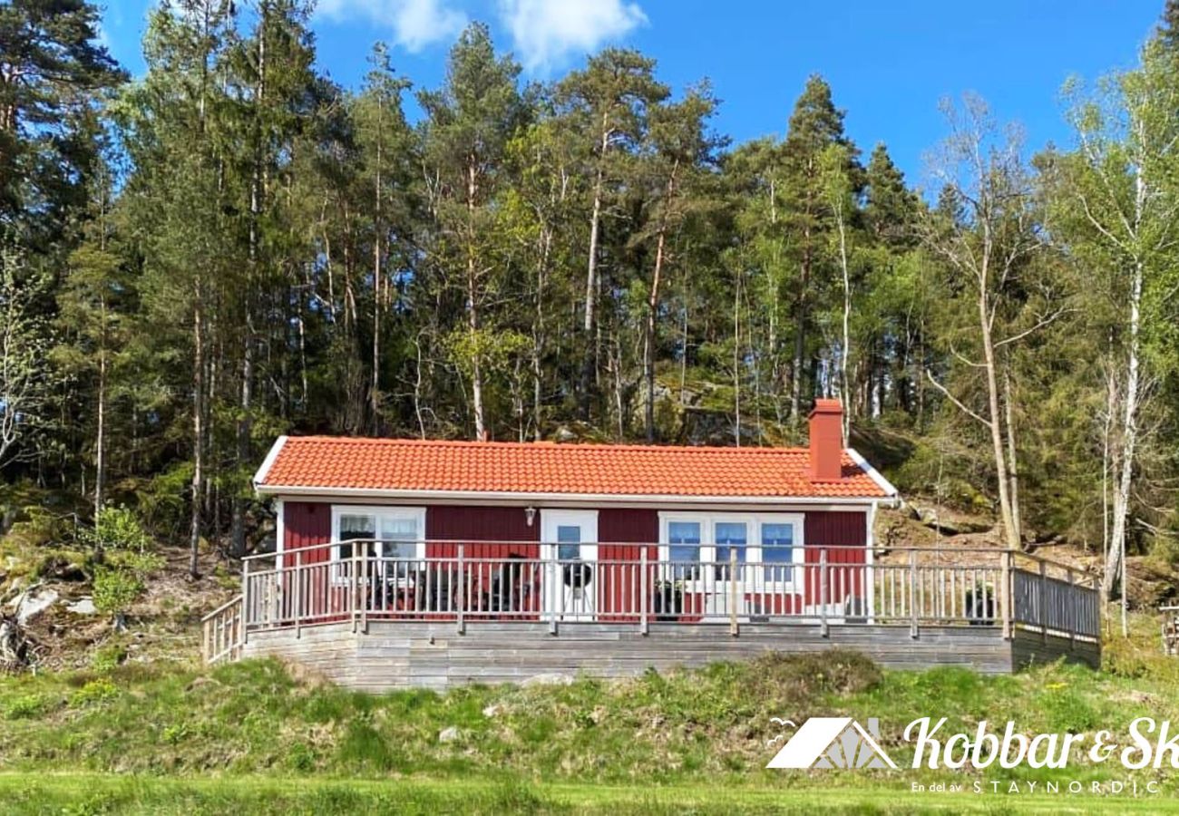 Stuga i Henån - Fräsch stuga med sjöutsikt och roddbåt | SE09156