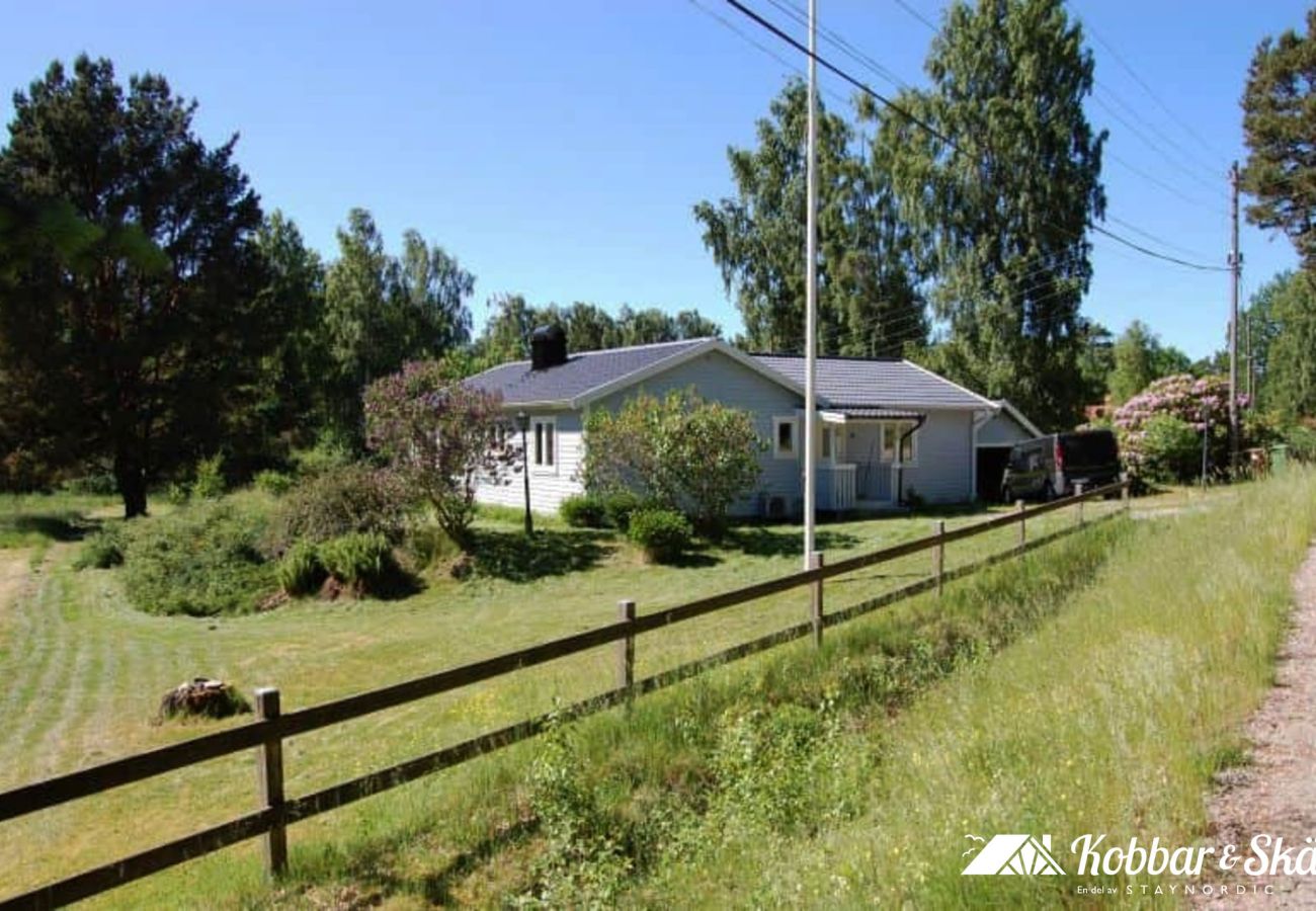 Stuga i Svanesund - Rymlig stuga i Svanesund nära badplats och mataffär | SE09163