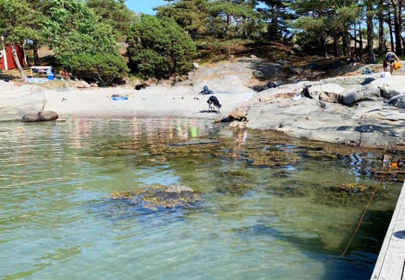 Lanthus i Varekil - Stuga nära badstrand med gäststuga | SE09165