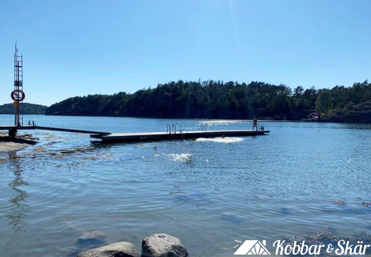 Lanthus i Varekil - Stuga nära badstrand med gäststuga | SE09165