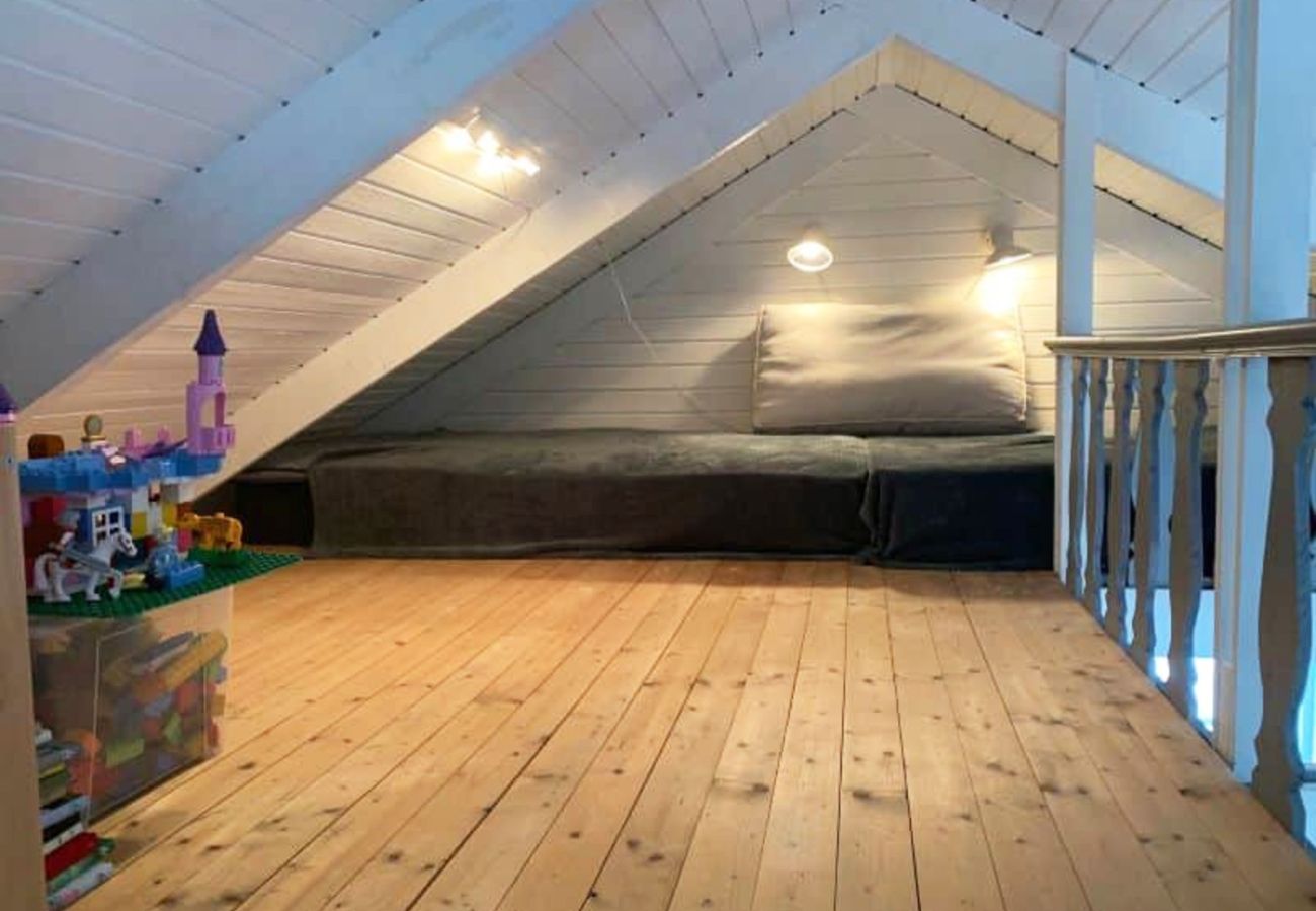 Lanthus i Varekil - Stuga nära badstrand med gäststuga | SE09165