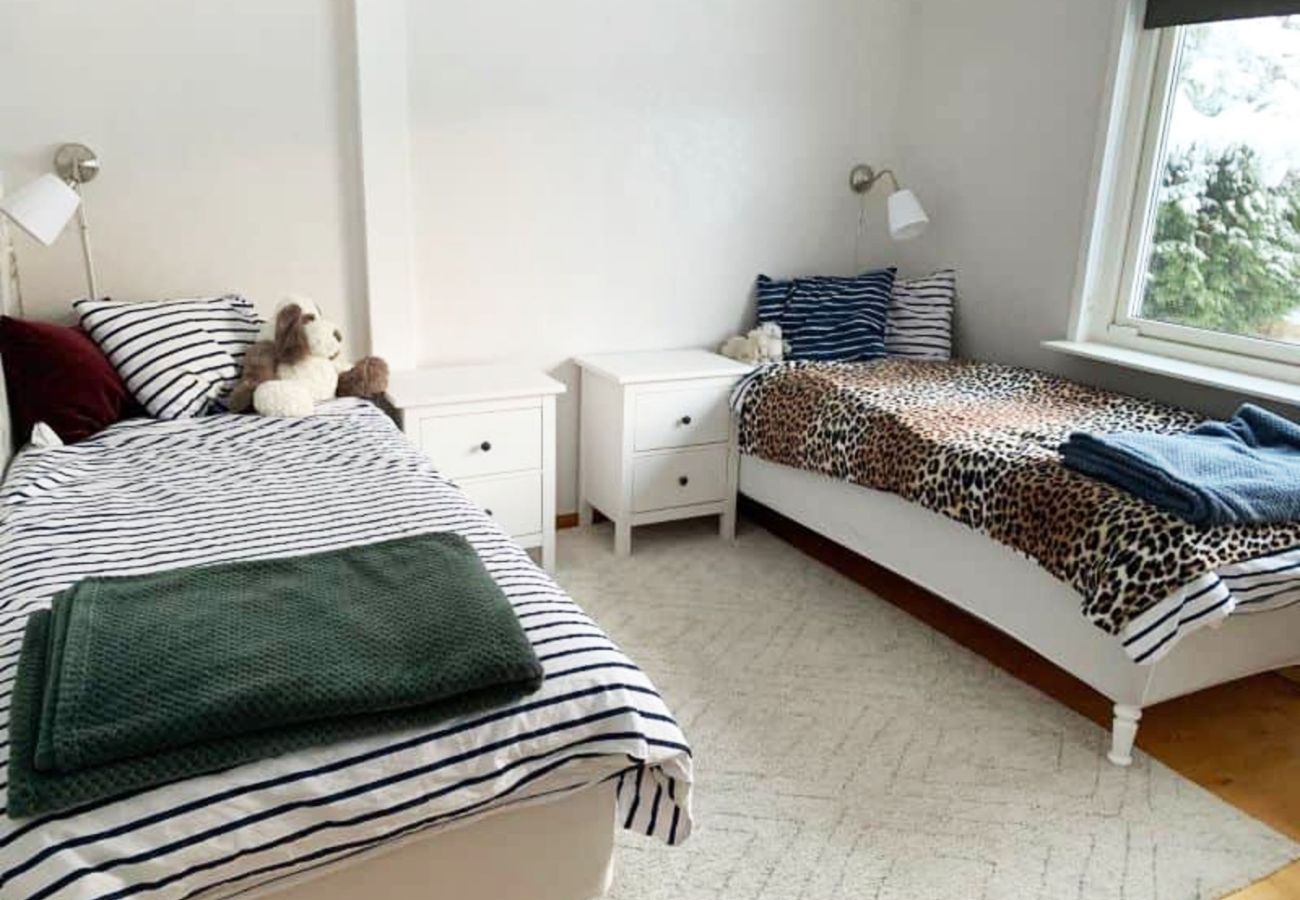 Lanthus i Varekil - Stuga nära badstrand med gäststuga | SE09165