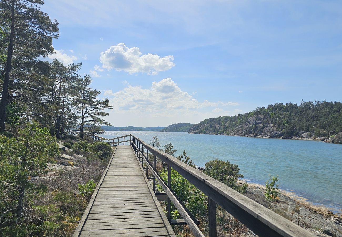 Lanthus i Varekil - Stuga nära badstrand med gäststuga | SE09165