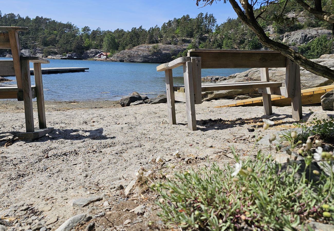 Lanthus i Varekil - Stuga nära badstrand med gäststuga | SE09165