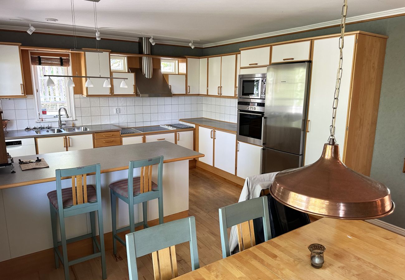 Stuga i Älta - Rymlig villa i natursköna Älta – perfekt för upp till 8 vuxna |SE13080