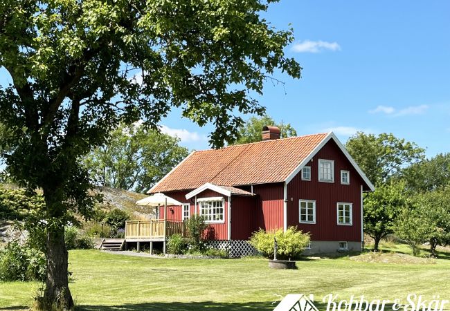 Stuga i Hälleviksstrand - Villa med havstomt, brygga och sjöbod i Edshult | SE09172