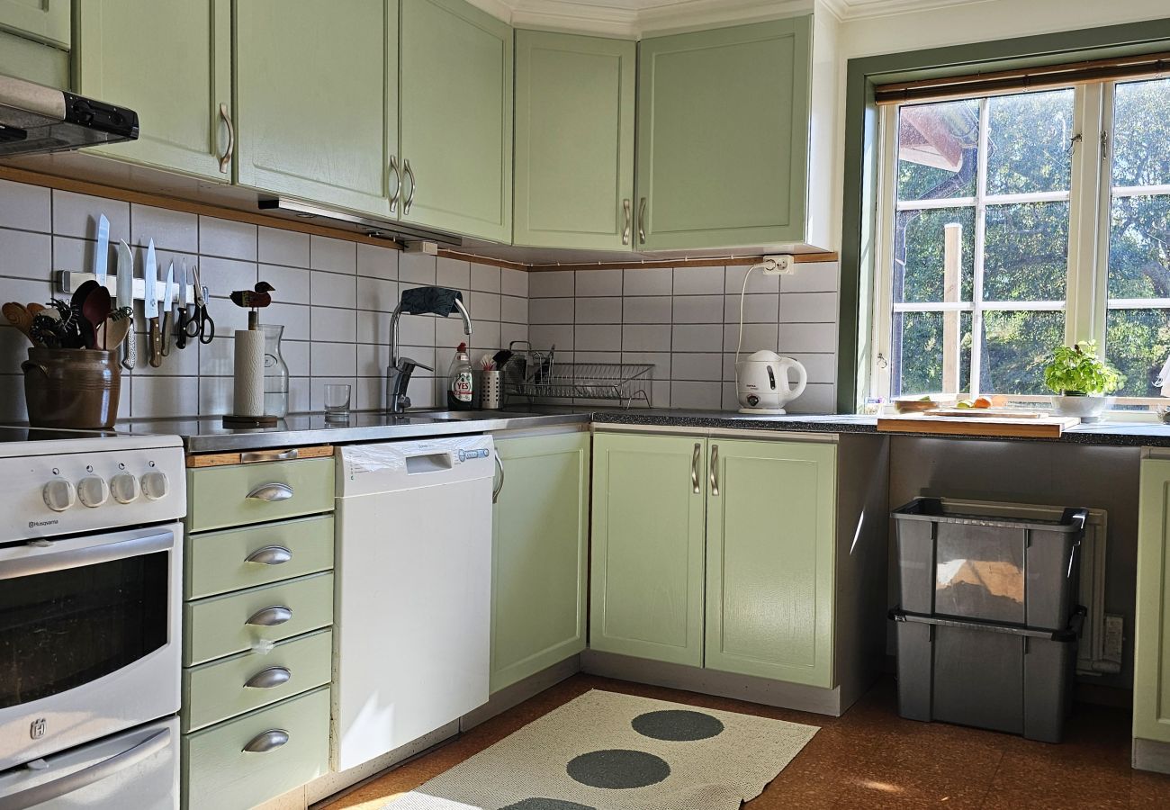 Stuga i Hälleviksstrand - Villa med havstomt, brygga och sjöbod i Edshult | SE09172