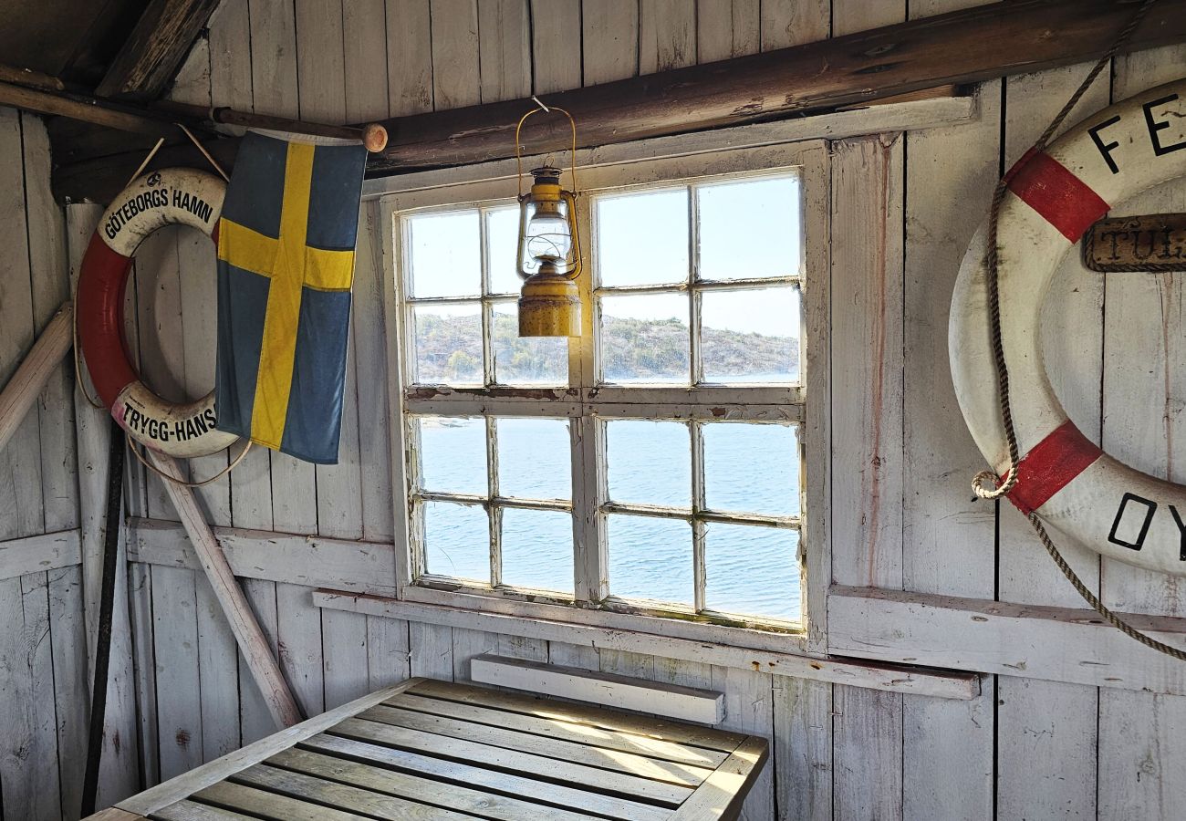 Stuga i Hälleviksstrand - Villa med havstomt, brygga och sjöbod i Edshult | SE09172