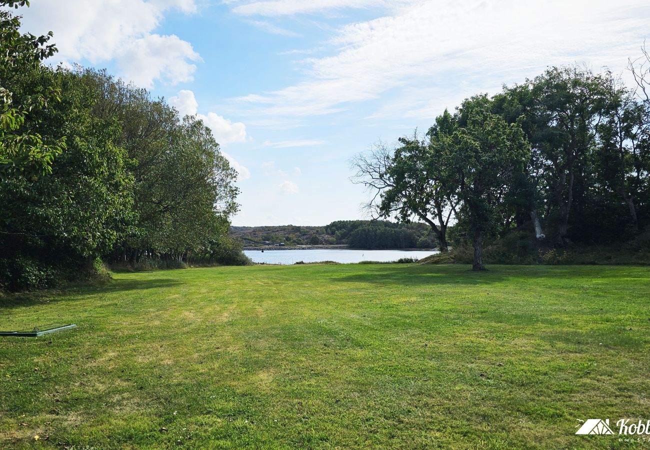 Stuga i Hälleviksstrand - Villa med havstomt, brygga och sjöbod i Edshult | SE09172