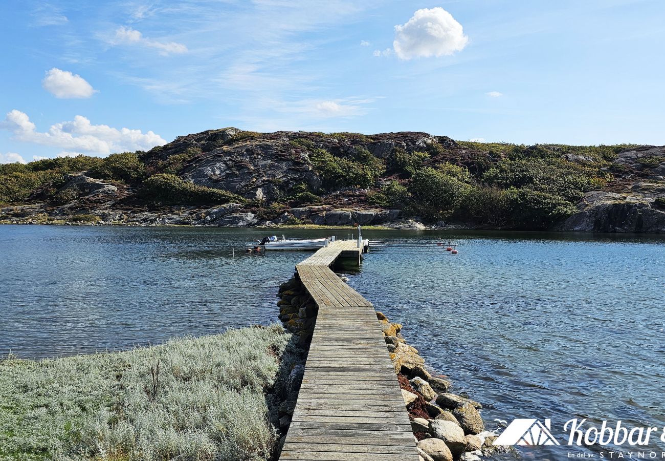 Stuga i Hälleviksstrand - Villa med havstomt, brygga och sjöbod i Edshult | SE09172