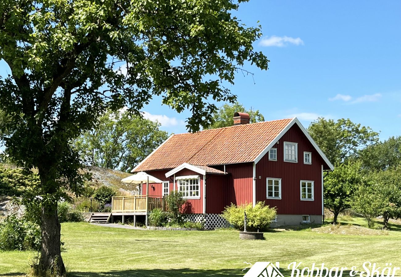 Stuga i Hälleviksstrand - Villa med havstomt, brygga och sjöbod i Edshult | SE09172