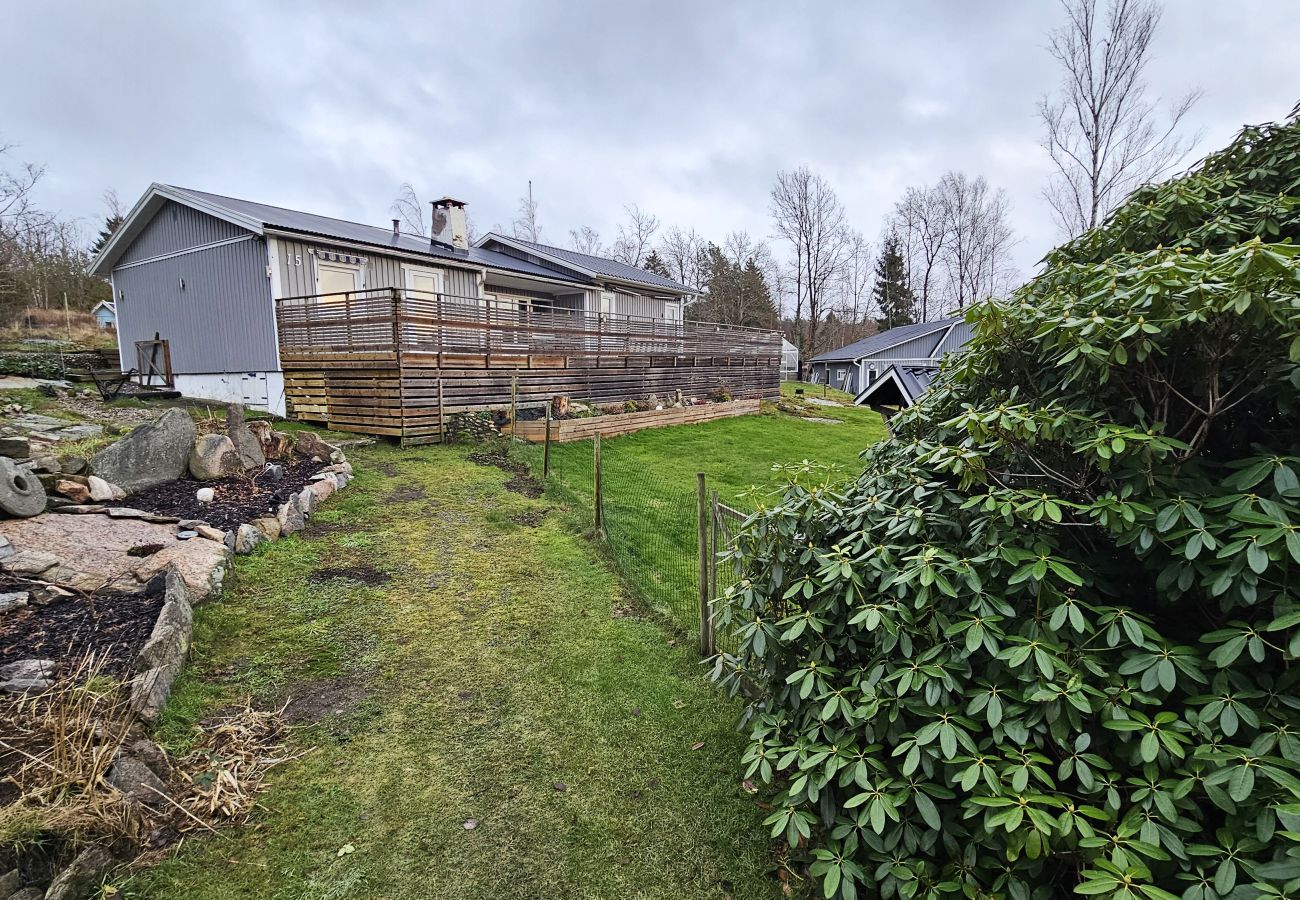 Stuga i Svanesund - Hundvänligt hus med stor trädgård i Svanesund | SE09173