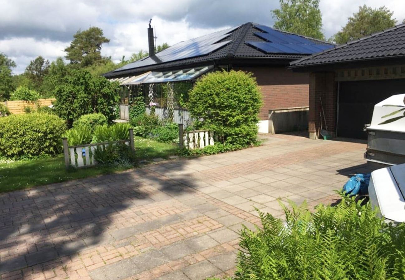 Stuga i Varekil - Stort rymligt hus med bastu på Orust | SE09182