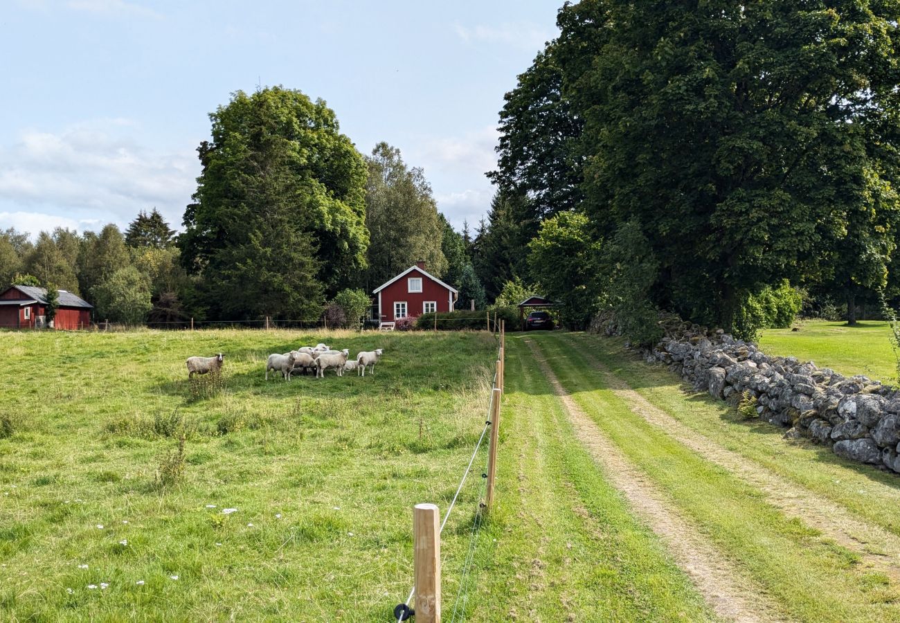 Stuga i Ryssby - Idyllisk och familjevänlig stuga i Småland | SE06095