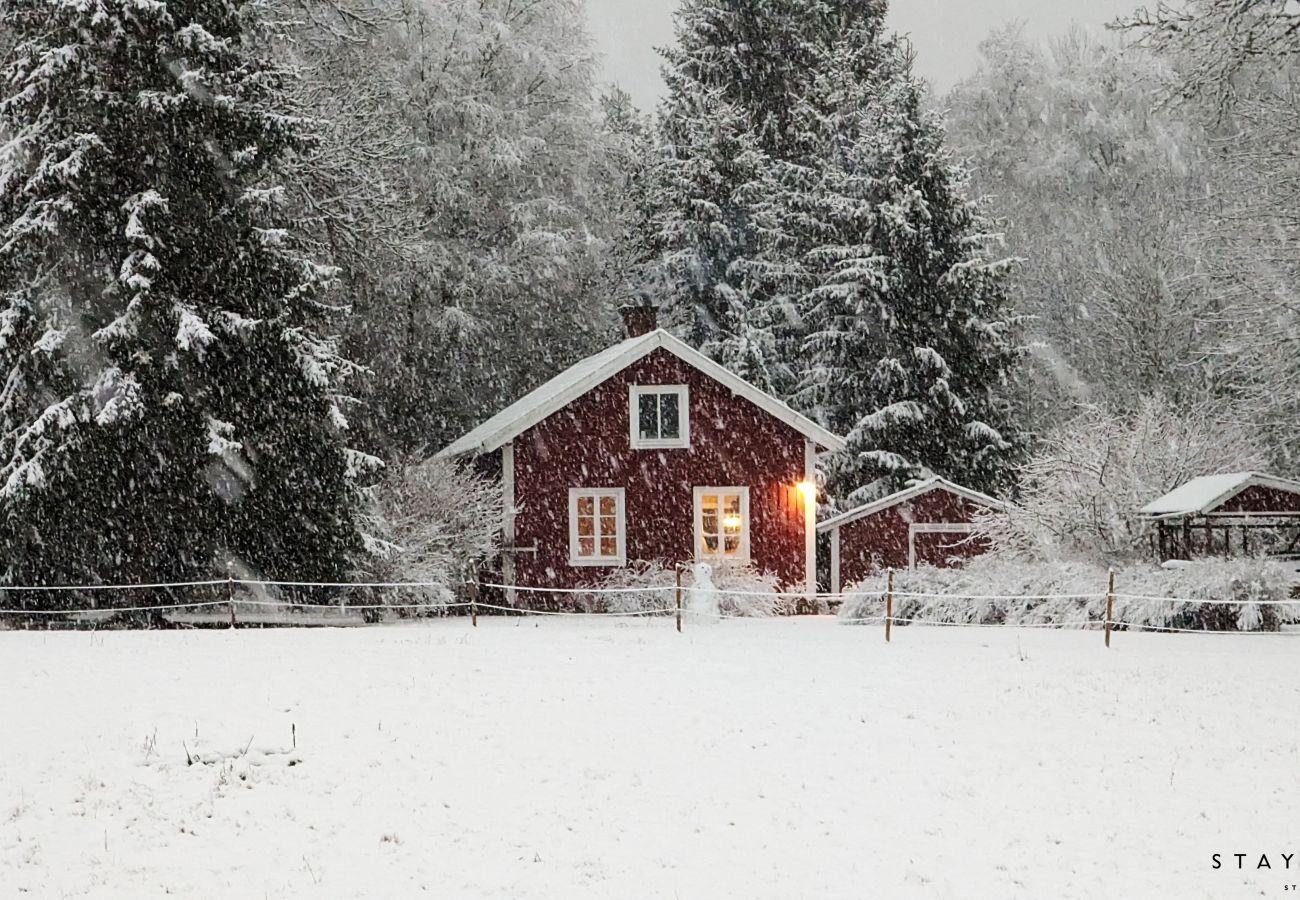 Stuga i Ryssby - Idyllisk och familjevänlig stuga i Småland | SE06095